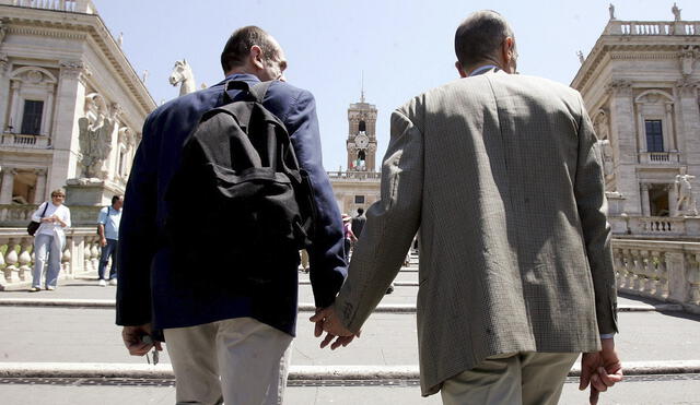 Las nuevas regulaciones explican cómo las parejas pueden solicitar la licencia de unión civil. Foto: EFE/referencial