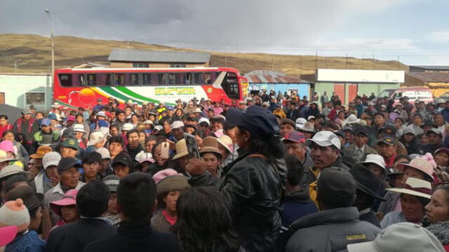 Pobladores enfurecidos piden justicia y por poco atacan comisaría en Puno  