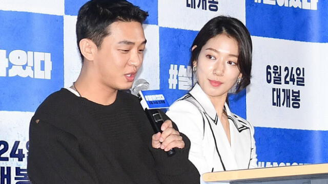 Desliza para ver más fotos de 
Park Shin Hye y Yoo Ah In en la conferencia de prensa de la película coreana #Alive. Créditos: Dispatch