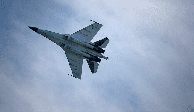 Un Sukhoi Su-35 ruso sobrevolando el aeropuerto de Le Bourget, al norte de París. Foto: AFP/referencial