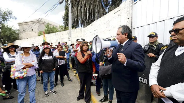 Docentes huelguistas de Arequipa sufrirán descuentos en sueldo y aguinaldo