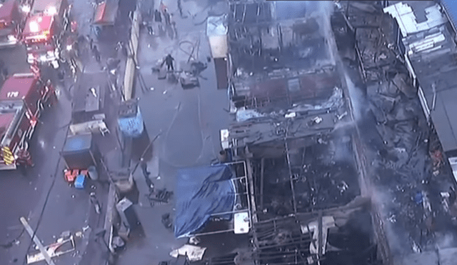 Clausuran Mercado Minorista de La Victoria tras incendio que consumió 20 puestos esta madrugada. Foto: Captura de video