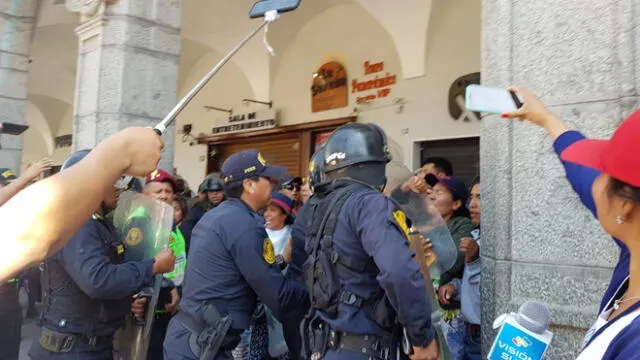Opositores a Tía María y policías protagonizan trifulca en ceremonia por Arequipa