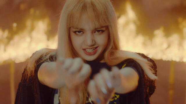 Lisa BLACKPINK, Playing with fire