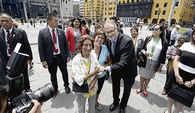 Con la gente. Jorge Muñoz inicia su segundo año como alcalde, en medio de grandes desafíos. Ha dicho que cumplirá sus promesas y los limeños confían en que así será. Foto: Aldair Mejía.