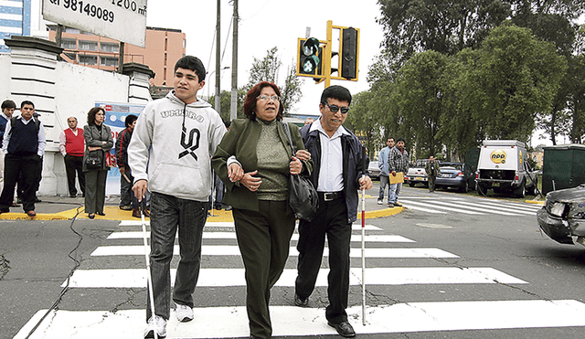 Gran ayuda. La ordenanza que alista el concejo de Lima contempla la instalación de semáforos audibles y señalética especial.