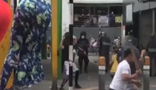 Ambulantes agredieron a los agentes de fiscalización con piedras y palos. Foto: captura de Latina