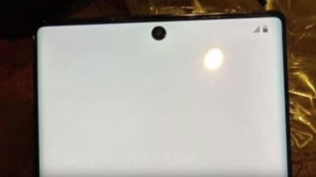 Los Galaxy Note 10 llevarán una cámara frontal situada en la parte central de su frontal.