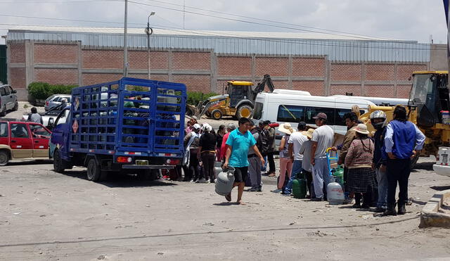 Ciudadanos forman cola para comprar el Gas Licuado de Petróleo (GLP) en Arequipa. Foto: Wilder Pari/URPI