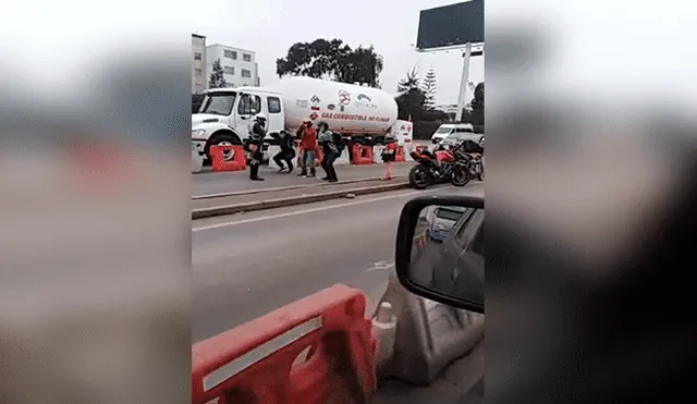 En Facebook, unos motociclistas realizaron una imprudente acción en la vía pública y recibieron un duro castigo de la policía.