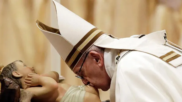 Papa Francisco se expresó contra el consumismo de la humanidad durante misa de Nochebuena