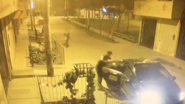 Luego del robo, el sujeto sube nuevamente al vehículo y fuga del lugar. (Foto: Captura de video / Latina Noticias)