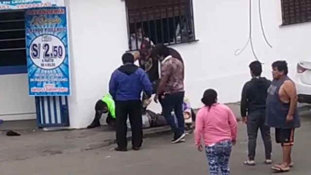 Indignados vecinos golpean a ladrón que era reducido por un policía. (Foto: Captura de video / Difusión)