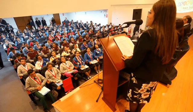 Karina Beteta y su confuso discurso a escolares en el Congreso [VIDEO]