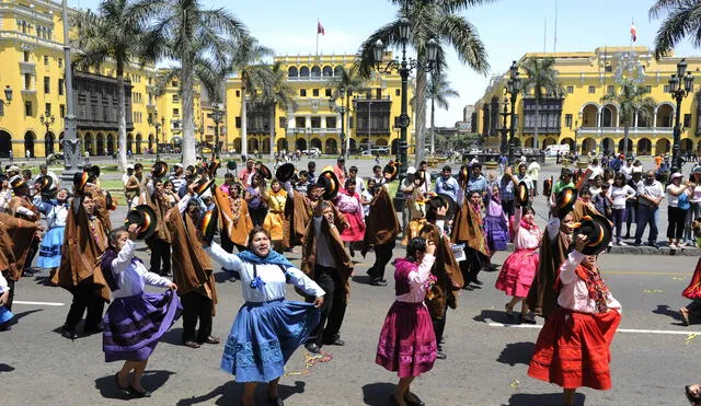 Desfile por Fiestas Patras. (Foto: Twitter / LATA)