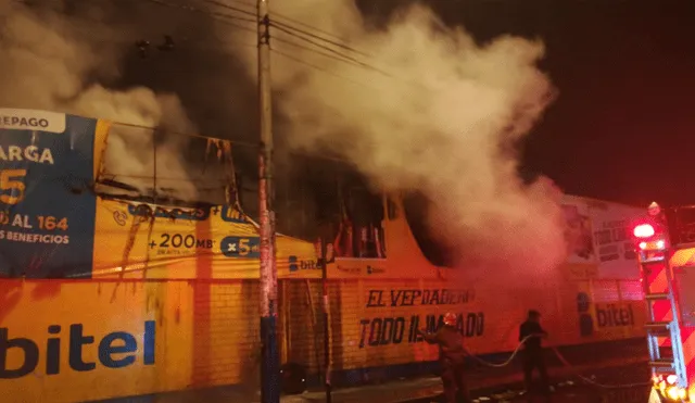 Comas: incendió consumió puestos de mercado Unicachi [VIDEO]