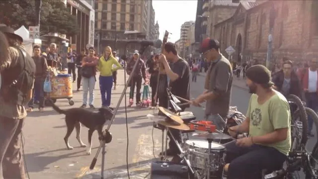 Facebook: Perro demuestra sus dotes para el baile durante show en la calle [VIDEO]