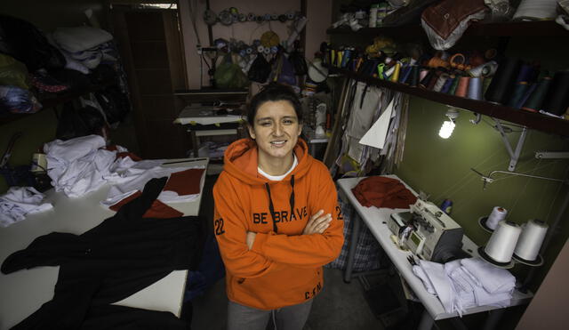 La capitana de la U, Cindy Novoa, en el taller textil donde preparan sus poleras. Crédito: Flavio Matos