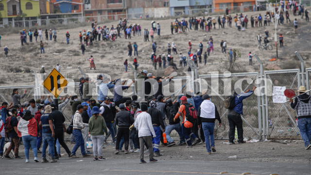 Protestas hacen de todo por ingresar al aeropuerto de Alfredo Rodríguez Ballón. Foto: Rodrigo Talavera / La República