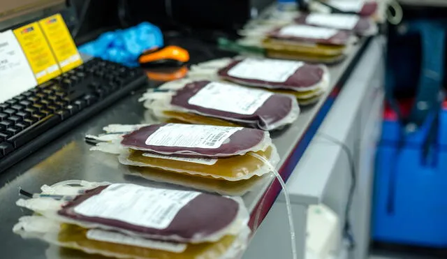 A través de un equipo de centrifugación la sangre es fraccionada en sus componentes.