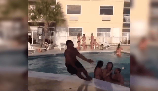 Facebook viral: intenta realizar pirueta en piscina, pero termina haciendo el ridículo [VIDEO]