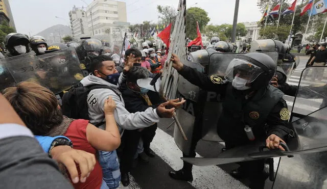Grupo de sindicatos se enfrentaron a la Policía para poder avanzar hacia el Congreso. Foto: Jorge Cerdán / La República