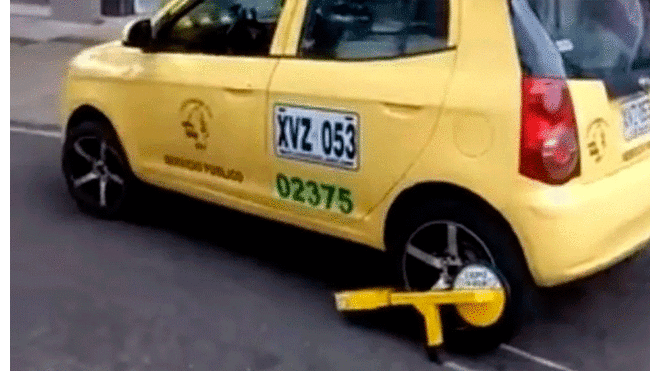 Taxista intenta fugarse a pesar de tener un cepo instalado