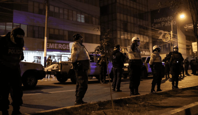 Policía en discoteca de Los Olivos. Foto: Aldair Mejía