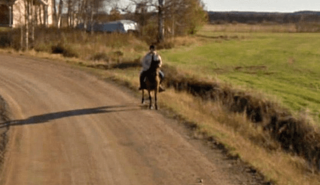 Google Maps: auto de Google asusta a un caballo y este lanza a su jinete por los aires [FOTOS]