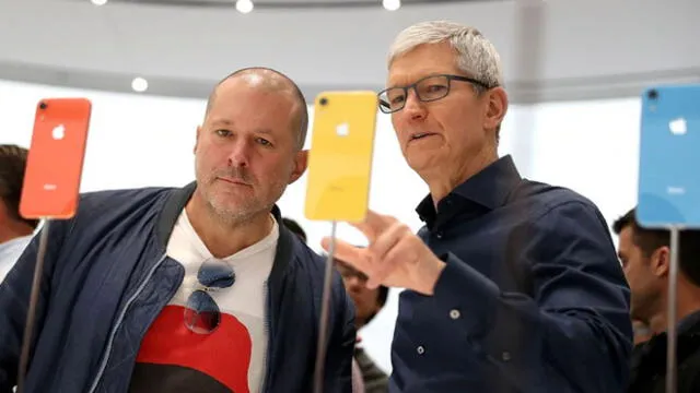 Jony Ive junto a Tim Cook, director ejecutivo de Apple.