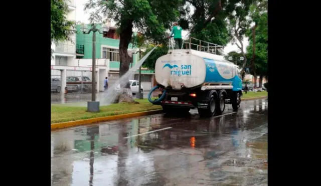 Twitter: Reportan que municipios riegan parques pese a fuerte llovizna | FOTOS