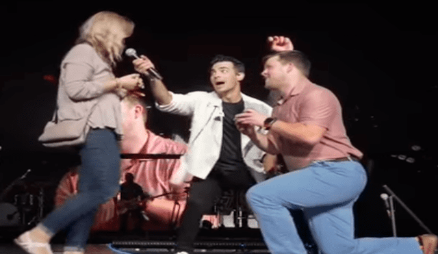 En Instagram, un chico aprovechó en subir al escenario del concierto de los Jonas Brothers para pedirle matrimonio a su novia.