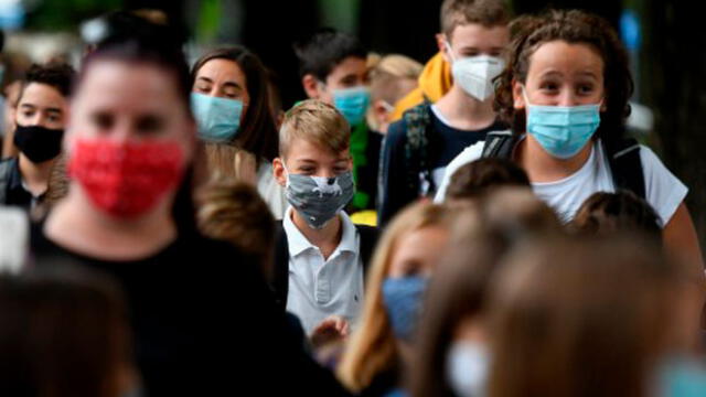 Niños llevan máscaras protectoras llegan a la escuela el 7 de septiembre de 2020 en Zagreb, Croacia. Foto: AFP.