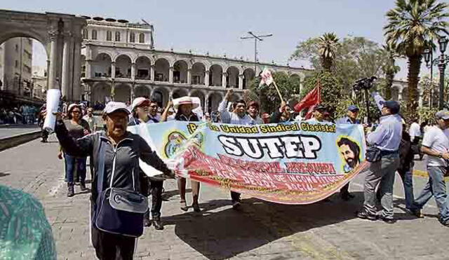 Maestros de Arequipa suspenden huelga