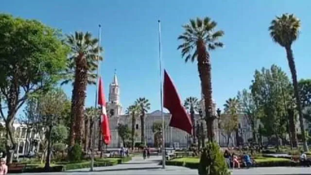 Banderas lucen este domingo a media asta en la Plaza de Armas de Arequipa. Foto: Captura video.