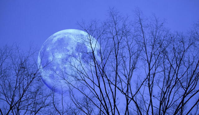 La última 'Luna Azul' de la década se posa en el cielo limeño
