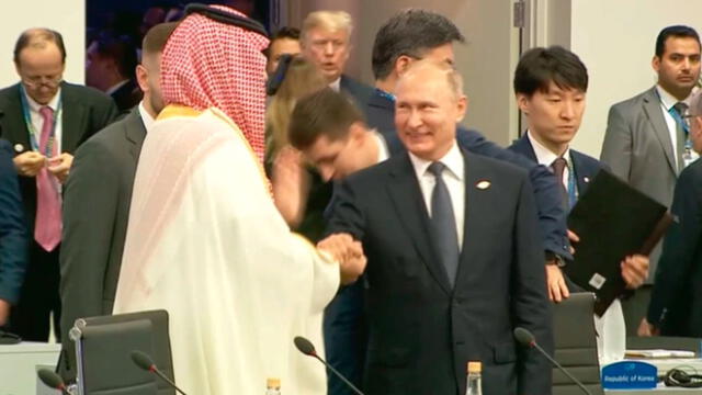El insólito saludo de Putin con el príncipe saudí que dio la vuelta al mundo [VIDEO]