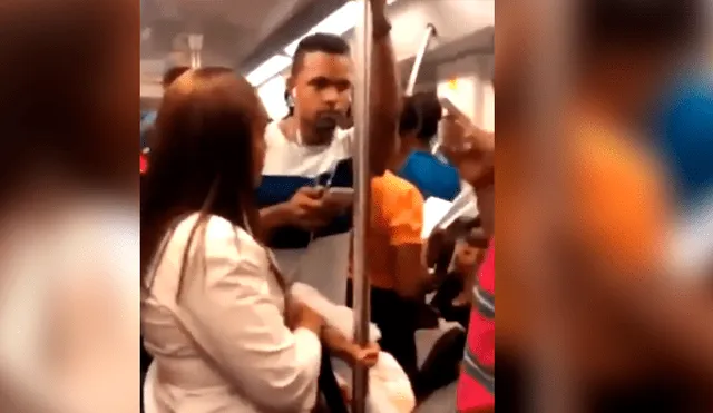 YouTube: Muchacho ve película para adultos en tren, audífonos fallan y termina en ridículo [VIDEO]