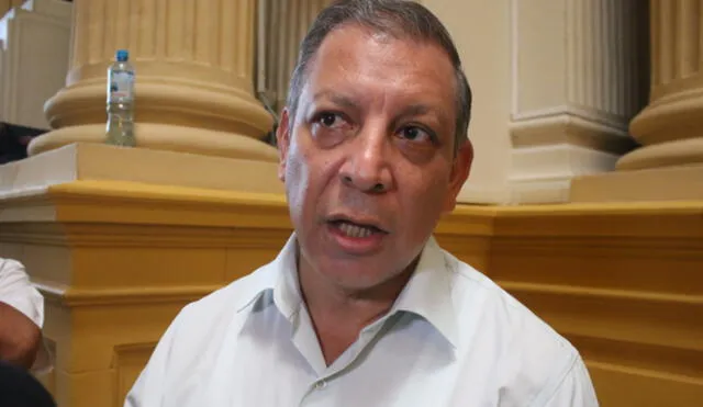 Marco Arana pasa incómodo momento al confundirse de ministra en interrogatorio | VIDEO
