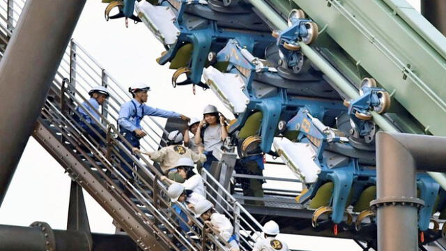 Montaña rusa en Japón queda boca abajo con 64 personas a bordo