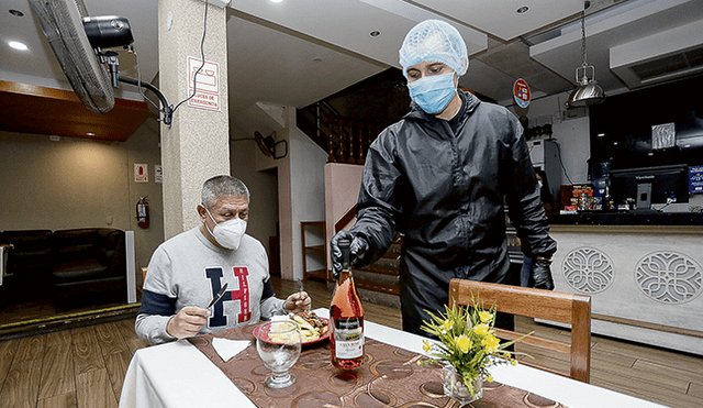 Límite. Restaurantes atienden con aforo reducido al 40%. Foto: Antonio Melgarejo.