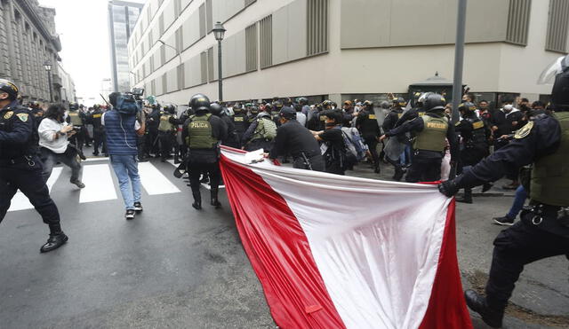 Policía intentó quitar una bandera peruana a los manifestantes. Foto: Jorge Cerdán / La República