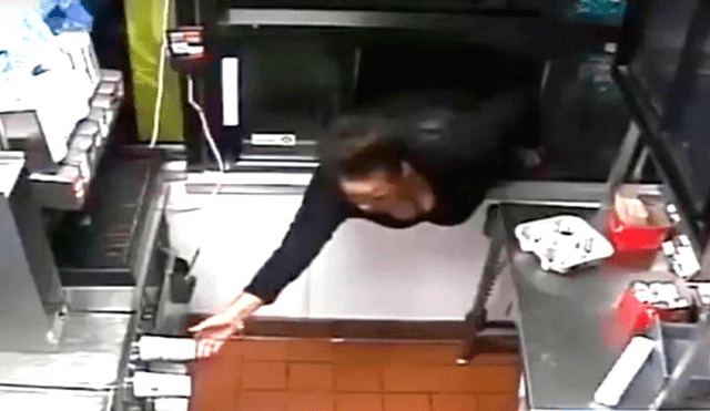 Facebook: mujer se mete por ventana de local de comida rápida y se lleva todo lo que encuentra [VIDEO]