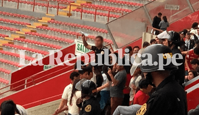 Hincha de Universitario lanzó de papel en la final del fútbol femenino región Lima. | Foto: La República