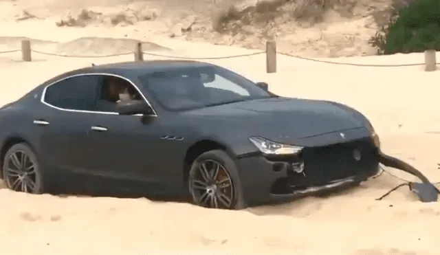 El Maserati había quedado atascado en las dunas. Foto: 9NewsQueensland / YouTube