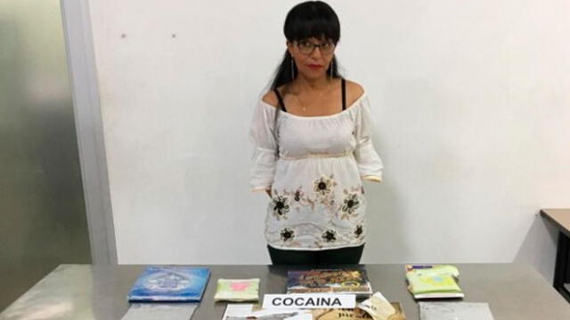 Profesora intentó llevar droga a India camuflada en libros infantiles