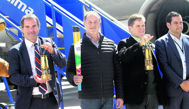 Orgullosos. El alcalde de Lima, Jorge Muñoz, con Neven Ilic y Carlos Neuhaus.