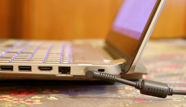Muchos piensan que dejar la laptop conectada al cargador puede sobrecargar la batería y dañarla. Foto: TechRadar