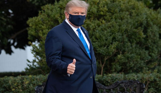 Donald Trump había salido caminando delante de las cámaras de televisión al jardín de la Casa Blanca, antes de tomar un helicóptero presidencial. Foto: AFP