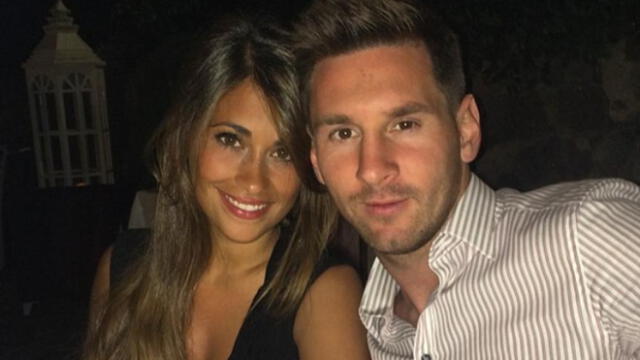 Intruso se oculta detrás de Antonella Rocuzzo ante la mirada de Lionel Messi